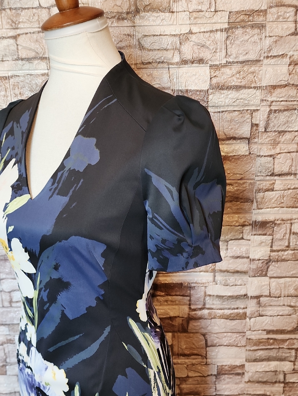 Karen Millen Floral V-Neck Sheath Dress - Navy & White - Picture 3 of 11